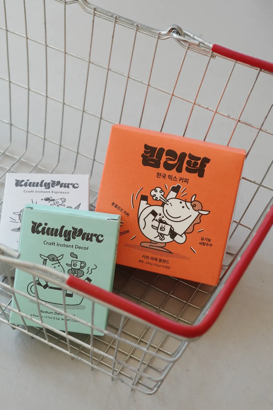 철제 바구니에 담긴 킴리팍 커피 상자들
